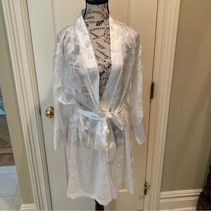 Oscar Delarenta White Sheer Women’s Robe. Size Medium